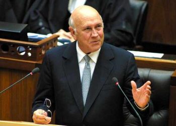 Le dernier président blanc d’Afrique du Sud Frederik de Klerk ici de son vivant en mai 2004 au Parlement sud-africain à Cape Town @D.R