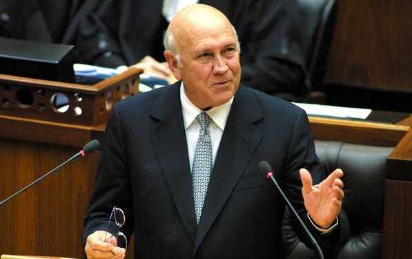 Le dernier président blanc d’Afrique du Sud Frederik de Klerk ici de son vivant en mai 2004 au Parlement sud-africain à Cape Town @D.R