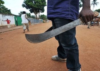 Christopher Emeka égorge l'enfant de sa compagne avec une grosse machette