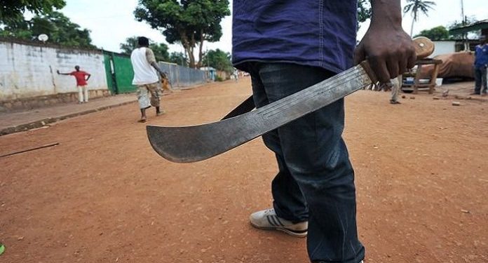 Christopher Emeka égorge l'enfant de sa compagne avec une grosse machette