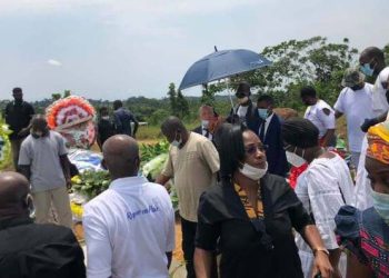 Moussavou Mbadinga consomme les boissons laissées aux morts, se saoule et s'en dort profondément au cimetière d'Igoumié