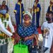 Un des anciens de l'église Alliance chrétienne d'Avéa 2, Jonas Batombi remettant un des kits scolaires à une famille