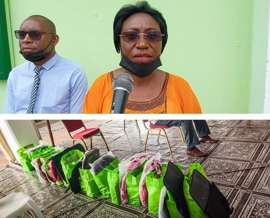 La responsable du Département Famille et Actions sociales, la Diaconesse Nathalie Ikamba et quelques kits scolaires remis aux enfants des familles démunis et orphelins de l'Alliance Chrétienne Avéa 2