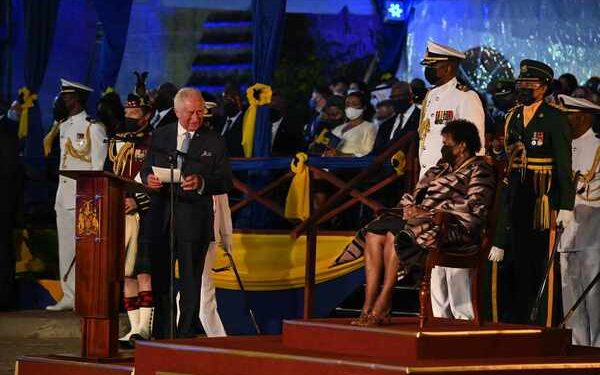 La Barbade devient une république détachée du trône royal britannique. Le prince Charles faisait son discours de circonstance