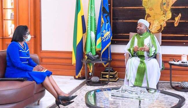 Ali Bongo reçoit le Premier Rose Christiane Ossouka Raponda pour son premier voyage post Covid-19