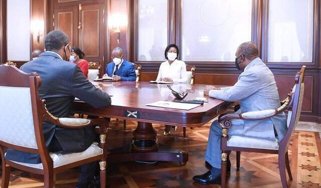 La présidente de la Cour constitutionnelle, Marie-Madeleine Mborantsuo venue annoncer au président Ali Bongo Ondimba la célébration du 30ème anniversaire de son institution