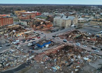 Mayfield au Kentucky (États-Unis), après le passage d'une tornade meurtrière, le 11 décembre 2021, plus de 80 personnes sont décédées