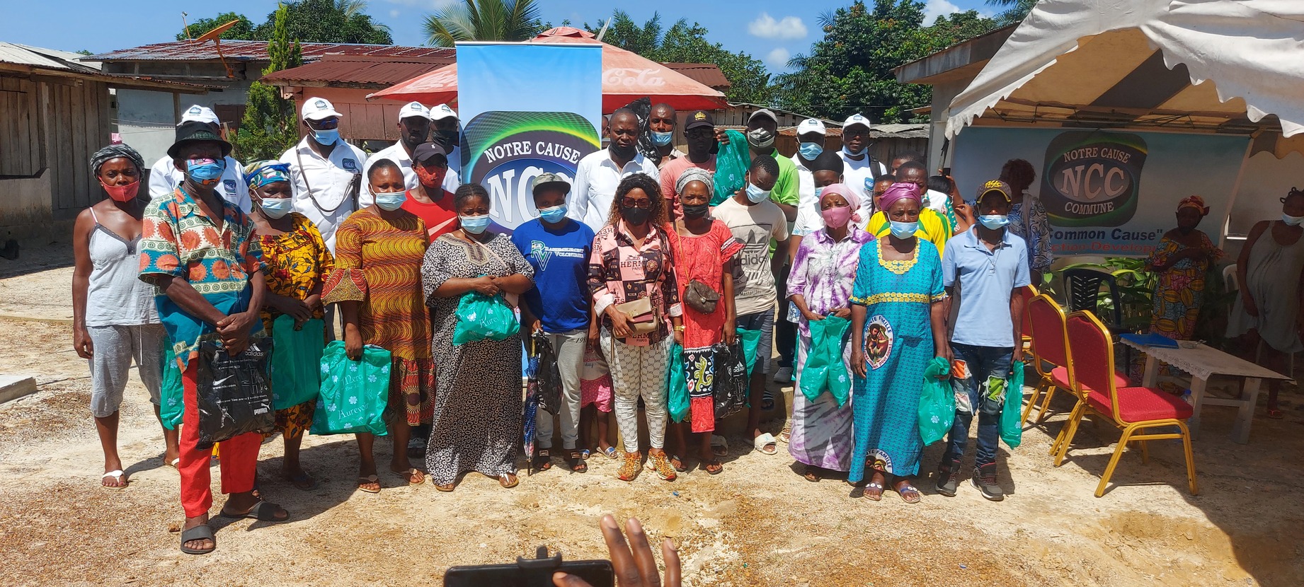 Les populations de Malibé 2 qui ont reçu les kits de médicaments pour la lutte anti-paludisme de la part de "Notre Cause Commune" et Palu Stop