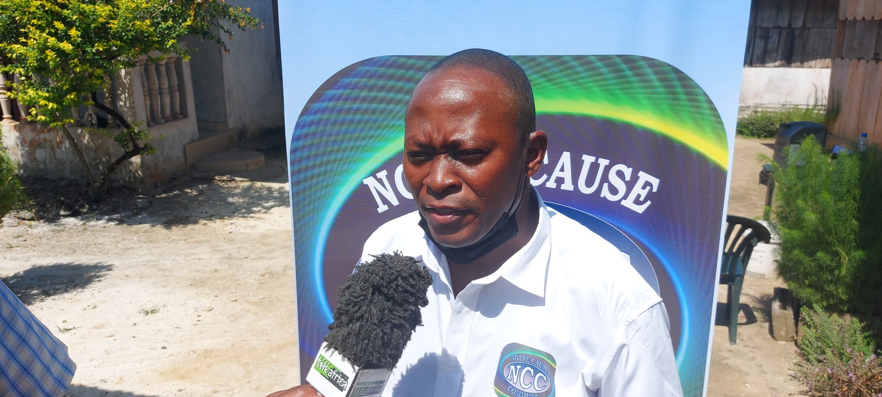 Le vice-président de "Notre Cause Commune" Séraphin Ekemi Mfouo devant mes médias expliquant le sens de ces kits de médicaments contribuant à la lutte anti-paludisme à Malibé 2