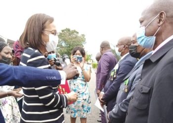 Le ministre du Travail Madeleine Berre lors de la décoration des agents cheminots pendant la Sainte Eloi