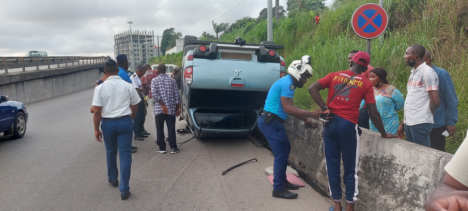 Le véhicule accidenté avec les quatre roues en l'air aux Charbonnages 