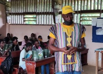Un agent faisant la sensibilisation lors de la Caravane sur la réduction des accidents à l'école publique d'Andem