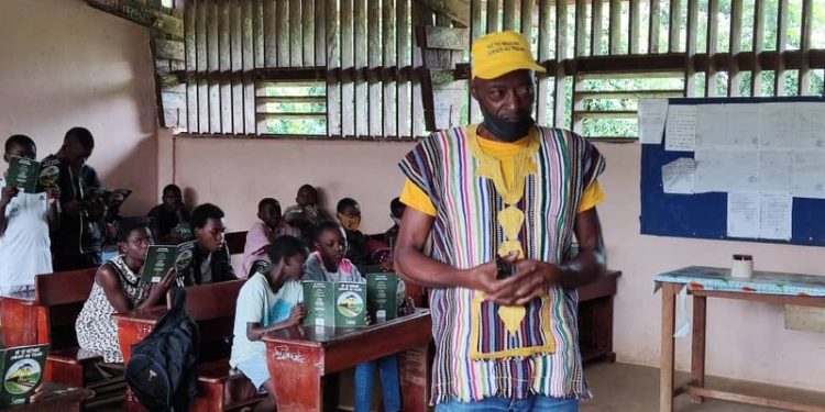 Un agent faisant la sensibilisation lors de la Caravane sur la réduction des accidents à l'école publique d'Andem
