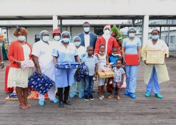 Le couple présidentiel offre 2000 cadeaux aux enfants du personnel de santé et des associations