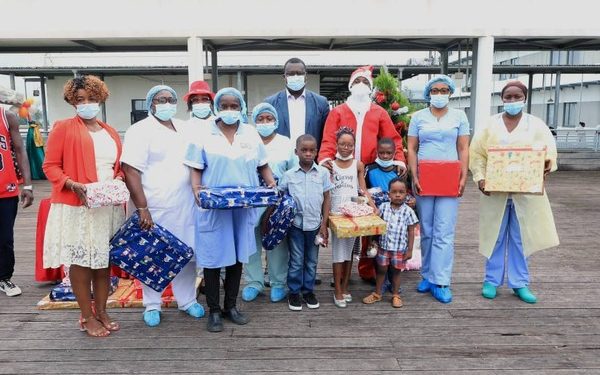 Le couple présidentiel offre 2000 cadeaux aux enfants du personnel de santé et des associations