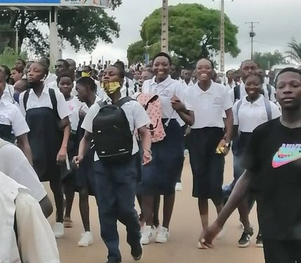 Les élèves grévistes réclament le retour des enseignants en classe à Mouila