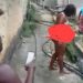 femme sortie nue de son véhicule pour prendre un bain en public à Venez-voir