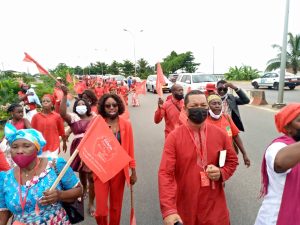La procession légale qui a entraîné le Révérend pasteur Georges Bruno Ngoussi à être interpellé et détenu au Commissariat d'Okala