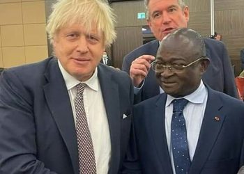 Paul Biyoghe Mba et le Premier ministre britannique Boris Johnson, des proches d'Israël lors de la tournée de collecte des fonds en Angleterre