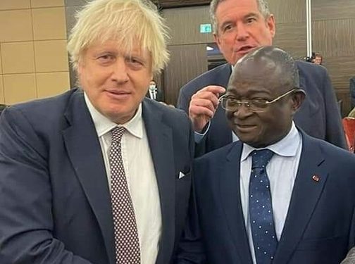 Paul Biyoghe Mba et le Premier ministre britannique Boris Johnson, des proches d'Israël lors de la tournée de collecte des fonds en Angleterre