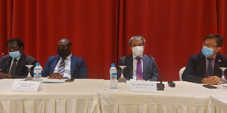 Les officiels à la 4ème réunion de Coordination sur l'apport important du Japon à la lutte contre les maladies infectieuses au Gabon