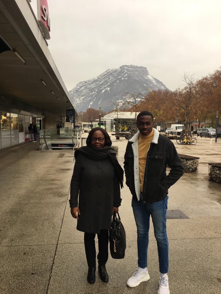 La vice-présidente de la FSBO, Dr Simone Mensah, et un étudiant bénéficiaire de la bourse Ozavino en France