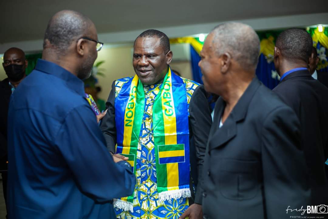 L'évêque Mike Jocktan, Vincent Moulingui Bokosso et le président Joël Ngoueneni Ndzengouma au dîner de gala du 7MP 