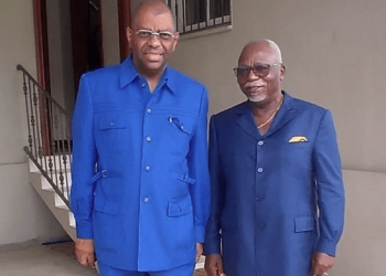 Les présidents Alexandre Barro Chambrier et Guy Nzouba Ndama au siège du parti Les Démocrates pour parler élections