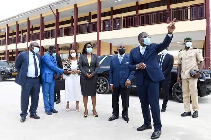 Ali Bongo Ondimba, le Premier ministre Rose Christiane Ossouka et le ministre de l'Education nationale Patrick Mouguiama Daouda au moment où ils ont visité le complexe scolaire d'Alibandeng