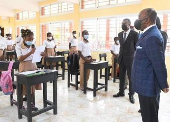 Ali Bongo Ondimba au moment où il a visité le complexe scolaire d'Alibandeng le 14 janvier 2022