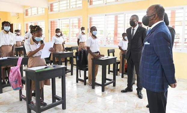 Ali Bongo Ondimba au moment où il a visité le complexe scolaire d'Alibandeng le 14 janvier 2022