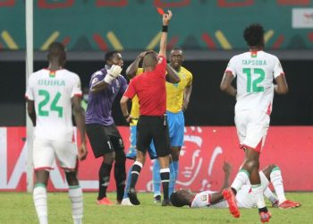 L'arbitre marocain qui crée la polémique lors de la rencontre Burkina-Gabon avec une pluie de 16 cartons distribués