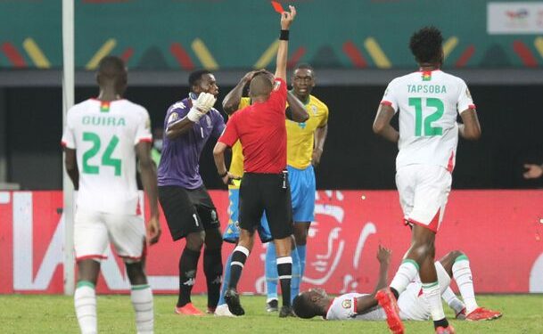 L'arbitre marocain qui crée la polémique lors de la rencontre Burkina-Gabon avec une pluie de 16 cartons distribués