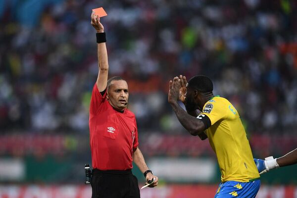 L'arbitre marocain qui a causé la pluie de 16 cartons dans la rencontre Burkina-Gabon
