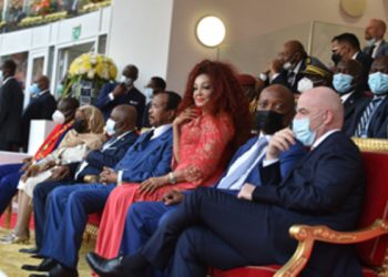 Gianni Infantino, le président de la FIFA à l'extrême droite qui devrait avoir honte d'être au Cameroun selon Claude Leroy