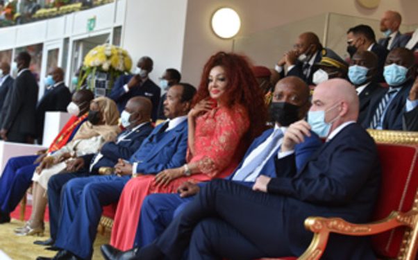 Gianni Infantino, le président de la FIFA à l'extrême droite qui devrait avoir honte d'être au Cameroun selon Claude Leroy