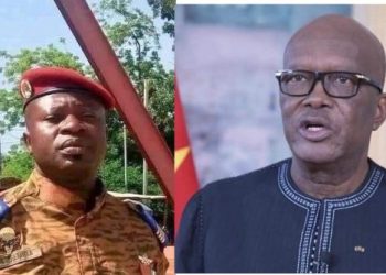 Le nouvel homme fort du Burkina Faso Paul-Henri Sandaogo Damiba, à gauche, et le président évincé Roch Marc Christian Kaboré à droite