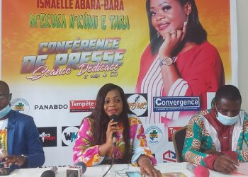 L'artiste gospel Ismaëlle Abara Bara au milieu répondant aux questions de la presse sur son deuxième album