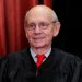 Le juge progressiste Stephen Breyer va démissionner d'ici l'été pour être remplacé par une femme noire