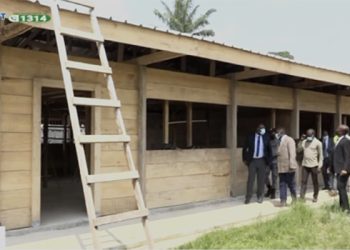 La visite du ministre Patrick Mouguiama Daouda pour s'enquérir de l'effectivité de la construction des salles de classe en bois pour résoudre le sureffectif scolaire à Ntoum