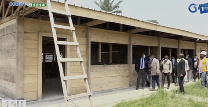 La visite du ministre Patrick Mouguiama Daouda pour s'enquérir de l'effectivité de la construction des salles de classe en bois pour résoudre le sureffectif scolaire à Ntoum