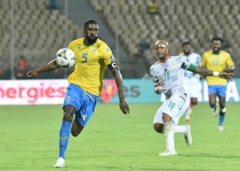 Le Gabon bloque le Ghana en arrachant le score nul, ici Bruno Ecuelé Manga et le capitaine des Black Stars Ayew