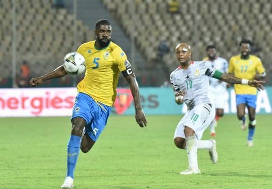 Le Gabon bloque le Ghana en arrachant le score nul, ici Bruno Ecuelé Manga et le capitaine des Black Stars Ayew