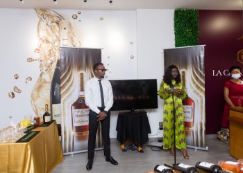 L'artiste Rodzeng et Nancy Ngady, la Coordinatrice marketing de Garep lors de l'avant-première du clip «Nang pas» à la Cave de Jonas
