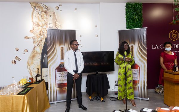 L'artiste Rodzeng et Nancy Ngady, la Coordinatrice marketing de Garep lors de l'avant-première du clip «Nang pas» à la Cave de Jonas