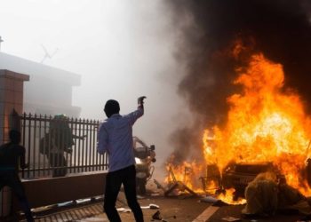 Le siège du parti au pouvoir au Burkina Faso incendié à Ouagadougou par des manifestants