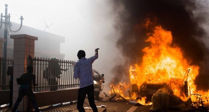 Le siège du parti au pouvoir au Burkina Faso incendié à Ouagadougou par des manifestants