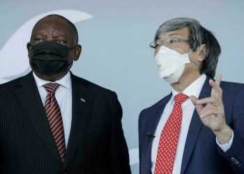 Le président d'Afrique du Sud, Cyril Ramaphosa et le milliardaire Sud-africain Patrick Soon-Shiong à droite lors du lancement de la construction de la première usine de vaccins d'Afrique au Cape
