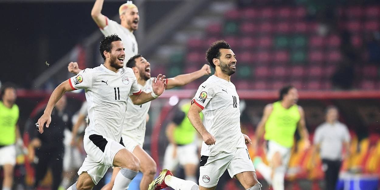 Les Égyptiens vainqueurs face au Cameroun célèbrent leur qualification devant le Cameroun pour confronter le Sénégal en finale