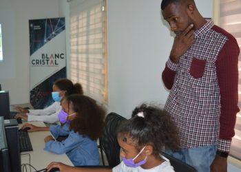 L'un des enfants du club numérique de Blanc Cristal en plein apprentissage à son siège